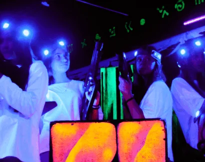 Лазертаг
з супергероєм